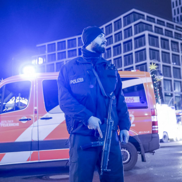 Policija na poprištu terorističkog napada u Berlinu 20. prosinca 2016. kad je Tunižanin Anis Amri ubio 12 ljudi  