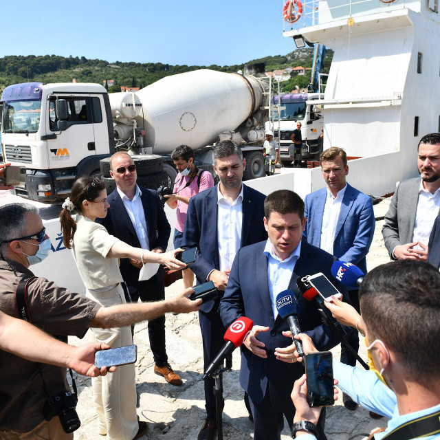 Ministar Oleg Butković je obišao radove izgradnje lučke infrastrukture u Donjem Čelu na Koločepu
