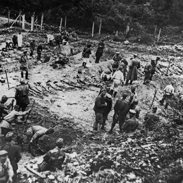 U logoru u blizini Lavova nacisti su ubili više od 200.000 ljudi,  sovjetski vojnici  traže žrtve 