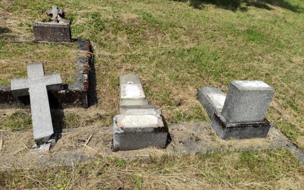 Oštećeni spomenici na pravoslavnom groblju u Kovačevcu
