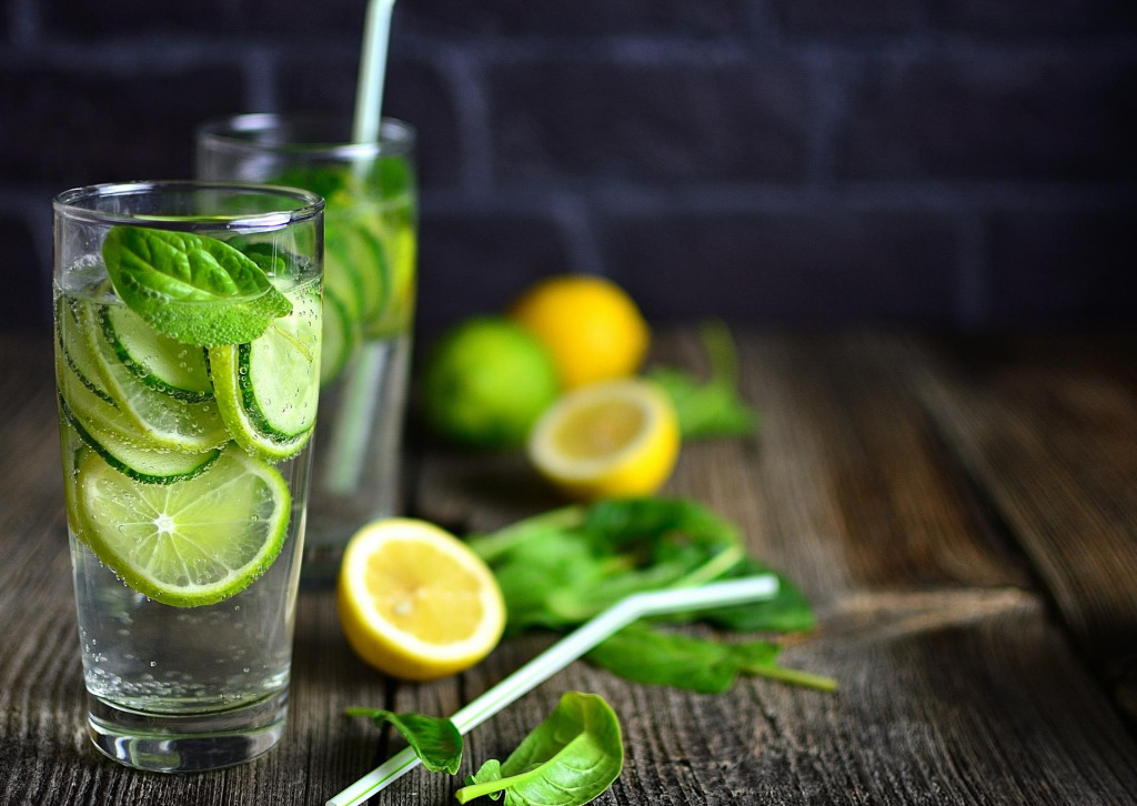 Zagrijte vodu u koju ćete iscijediti limun: topla ili vruća tekućina  poticajno djeluje na crijeva