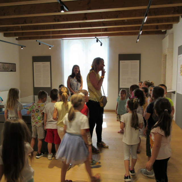 Djeca iz Dječjeg vrtića Korčula oduševljena obnovljenim Gradskim muzejem u Korčuli