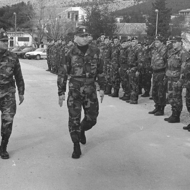Smotra pripadnika 7. domobranske pukovnije, satnija Starigrad-Seline: &lt;strong&gt;Danijel Telesmanić Did&lt;/strong&gt; i general &lt;strong&gt;Ante Gotovina&lt;/strong&gt;.