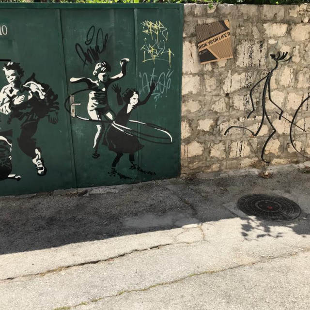 Vratnice u varoškoj Biserovoj ulici oslikali su Darinka Giljanović i Dalibor Popović, a dječak koji gura kolo od barila rad je Marka Gugića