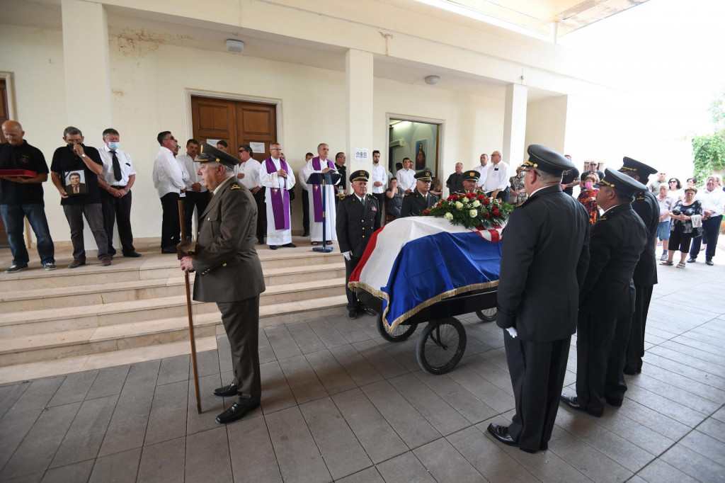Danas je na Gradskom groblju odrzan ispracaj za nedavno preminulog Danijela Telesmanica Dida koji je bio ratni zapovjednik 7. domobranske pukovnije Zadar