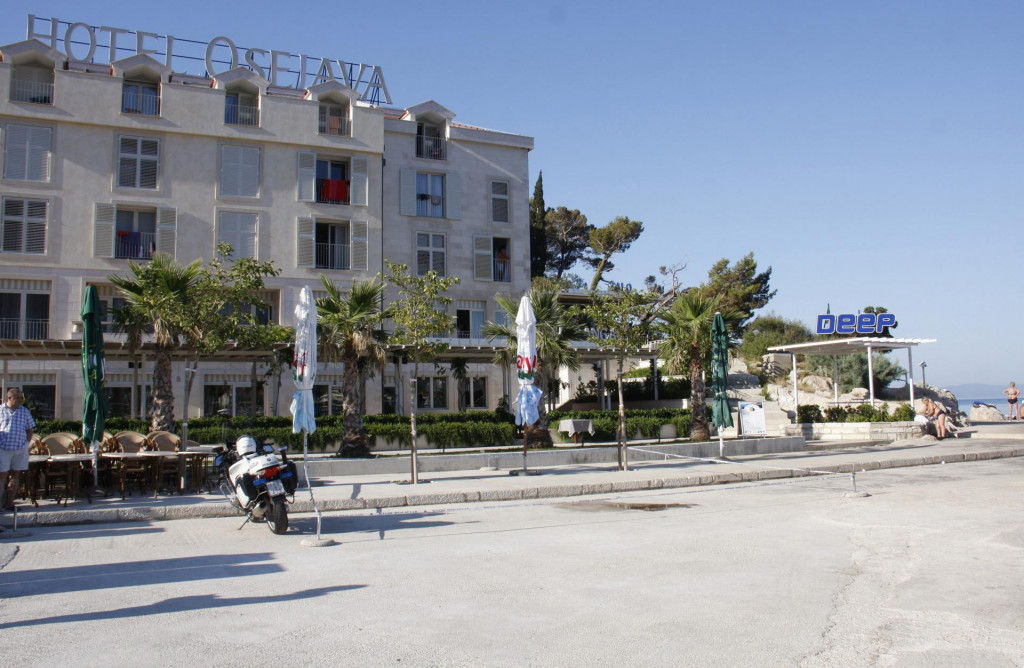 Plato ispred hotela ”Osejava”