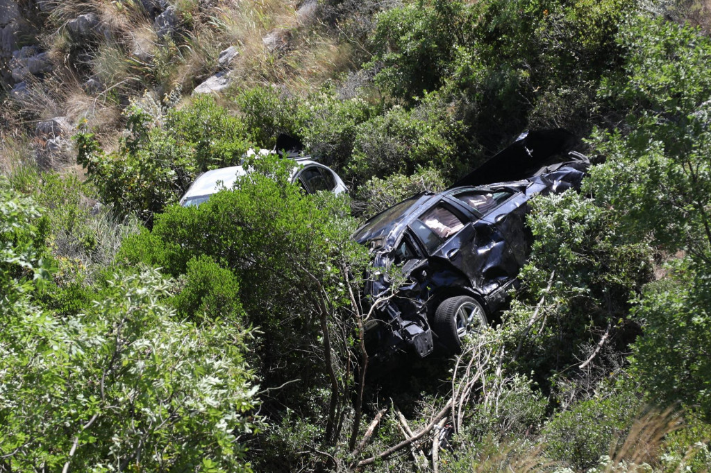 &lt;br /&gt;
Dva automobila u provaliji nakon nesreće na magistralnoj cesti iznad Dubrovnika&lt;br /&gt;
 