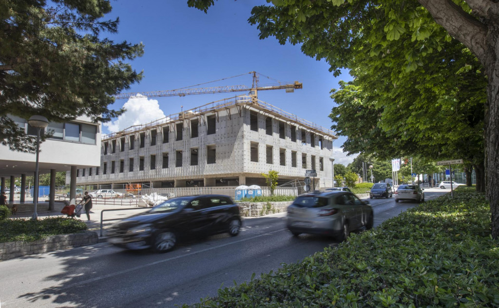 Zgrada Općinskog suda na Trgu Hrvatske bratske zajednice uskoro bi se trebala nastaviti graditi 