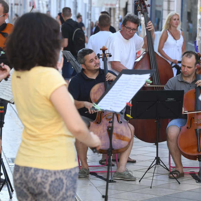 Zagrebački solisti na minikoncertu u Marmontovoj ulici odsvirali su nekoliko poznatih djela na otvorenoj sceni