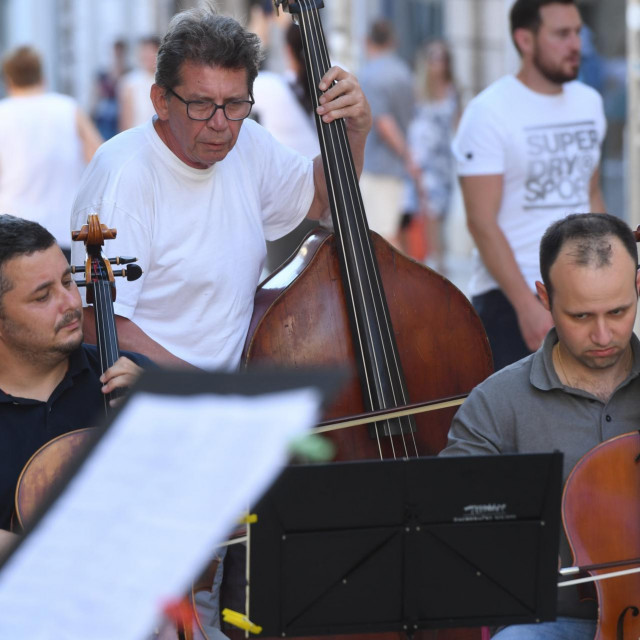 Zagrebački su solisti uoci koncerta u Hrvatskom domu nastupali i na otvorenoj sceni u Marmontovoj ulici u Splitu