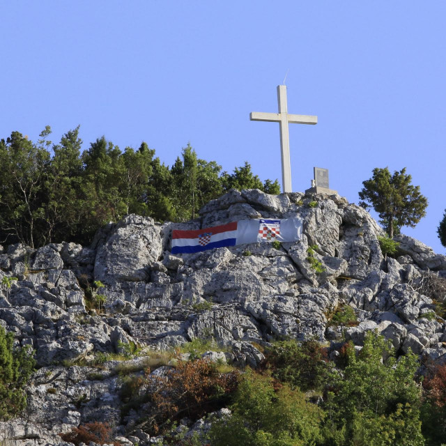 Križ na brdu Čelin iznad Mliništa jedan je od simbola vjere Zažabaca
