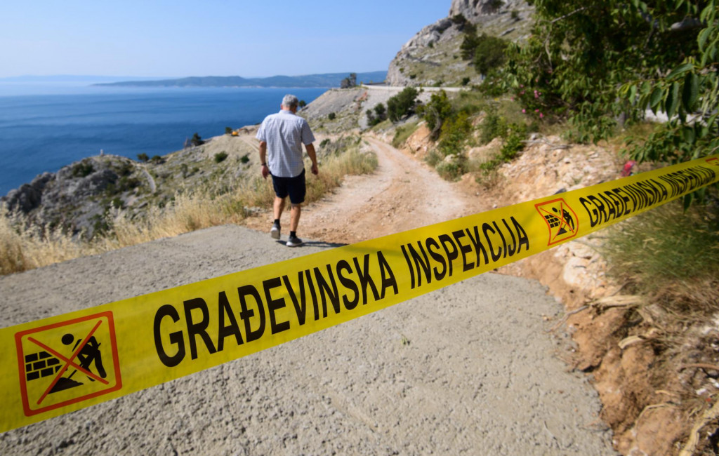 Gradjevinska inspekcija početkom mjeseca zabranila je radove na ilegalnoj cesti u uvali Vrulja koju gradi poduzetnik Stipe Latković