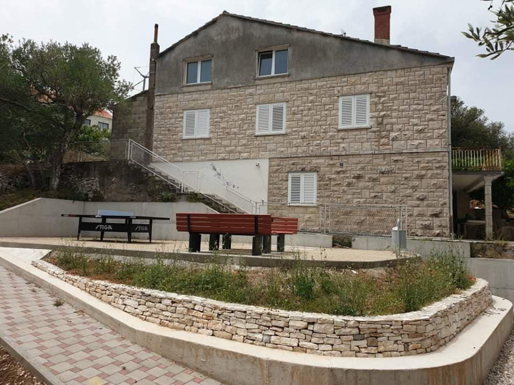Gradonačelnica Korčule naredila je uklanjanje stola i klupa na dječjem igralištu u Žrnovskoj Banji