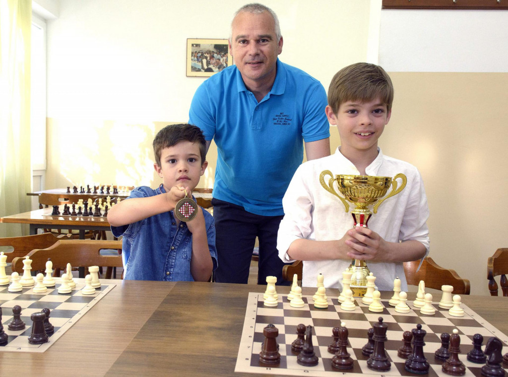  Duje Triva i i Ivano Močić, nadareni mladi šahisti Šibenika. S njima je i njihov mentor Branko Vlaić.
