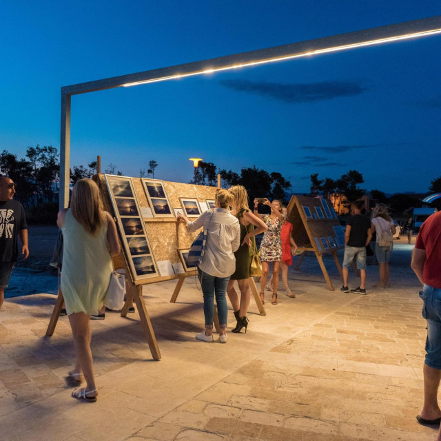 Otvorenje izložbe fotografija i zapisa &rdquo;Lovit ću zalaske...Izolirani mi, ti i ja i najljep&scaron;i zalasci sunca&rdquo; autorice Ivane Kurt