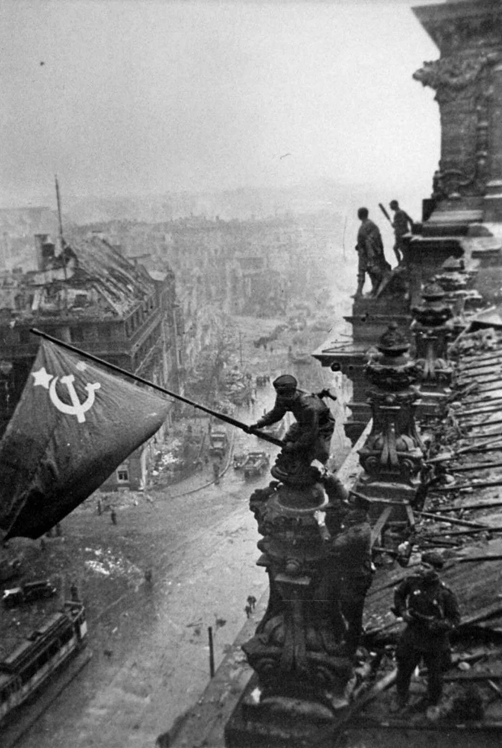 Za slavnu fotografiju vješanja zastave SSSR-a na vrh Reichstaga  ratni reporter Haldej&lt;strong&gt; &lt;/strong&gt;osobno je izabrao trojicu vojnika te im naložio gdje će i kako stajati