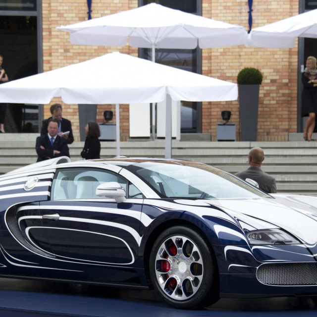 Model Veyron 16,4 Grand Sport, snimljen u Berlinu 2011., s porculanskim elementima, mogao se nabaviti za samo milijun i 600 tisuća eura