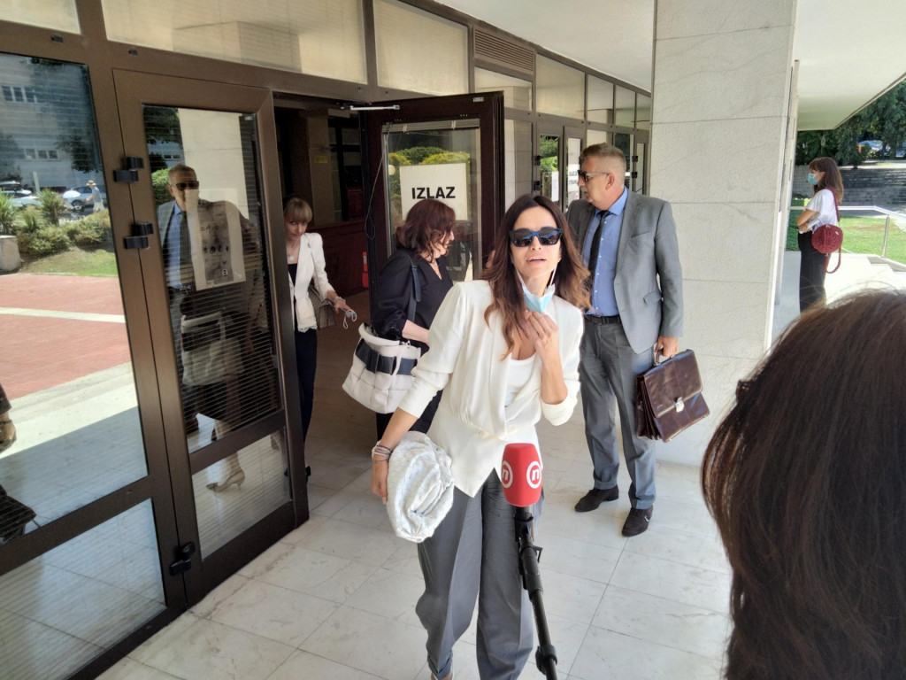 Severina nakon dvosatnog ročišta, na izlazu iz zgrade suda u obraćanju novinarima