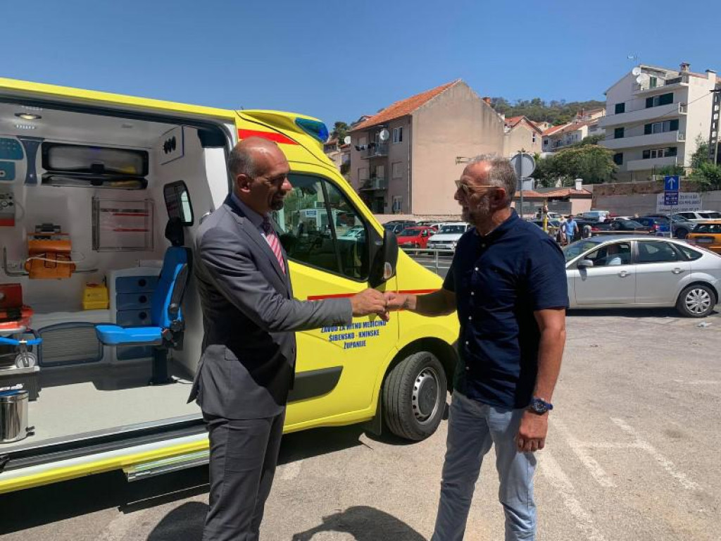 Župan Marko Jelić predao ključeve novog sanitetskog vozila koje će biti smješteno u Vodicama