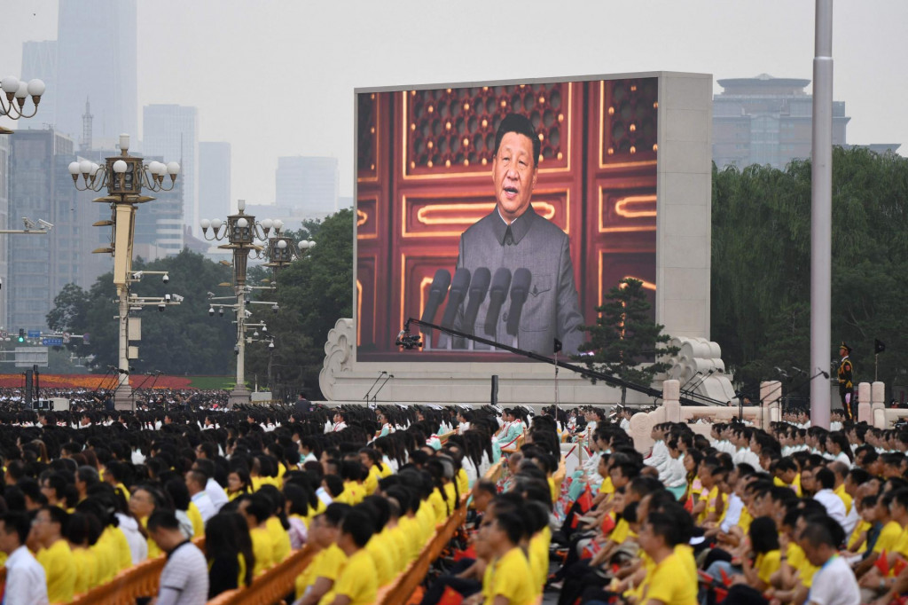  Xi Jinping na ekranu na Trgu Tiananmen povodom 100 godina KP Kine 