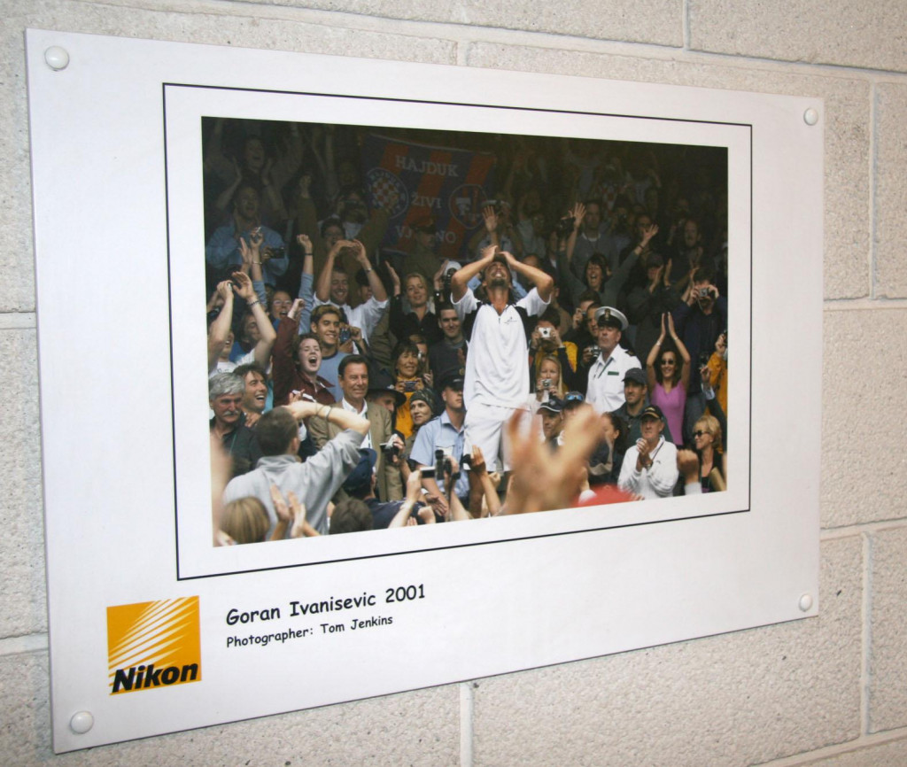 Goran Ivanišević slavi 9. srpnja 2001. osvajanje Wimbledona - slika koja krasi zidove All England Cluba, doma najprestižnijeg teniskog turnira