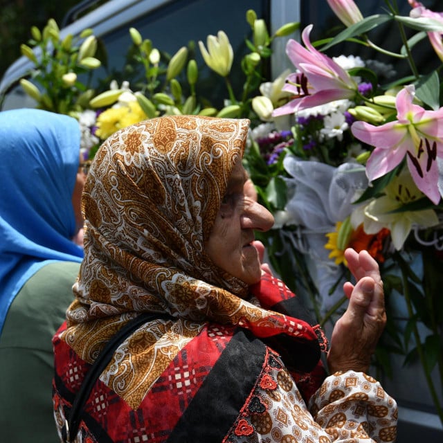 Tužna kolona s posmrtnim ostacima žrtava pokolja muslimana u Srebrenici