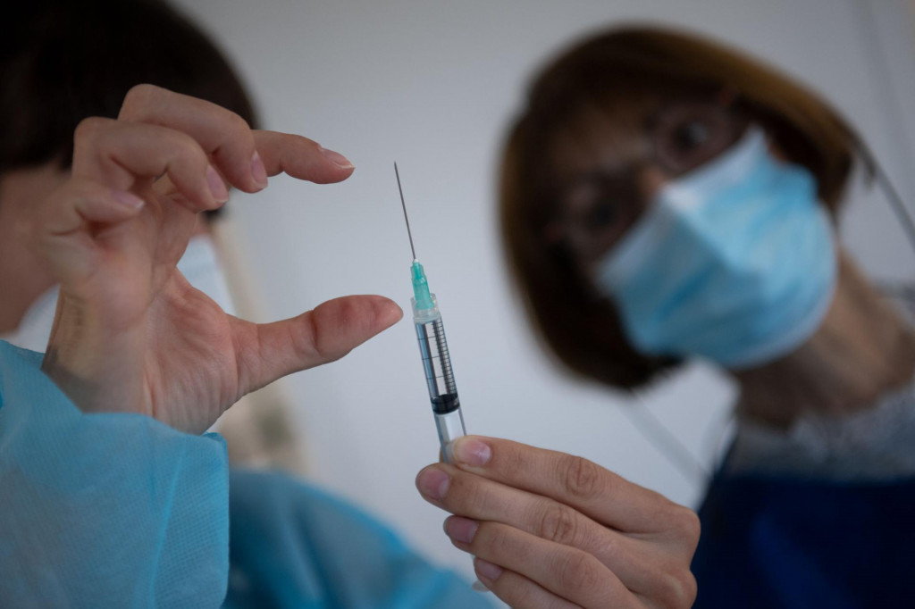 Medicinska sestra u Nantesu priprema dozu Pfizerovog cjepiva