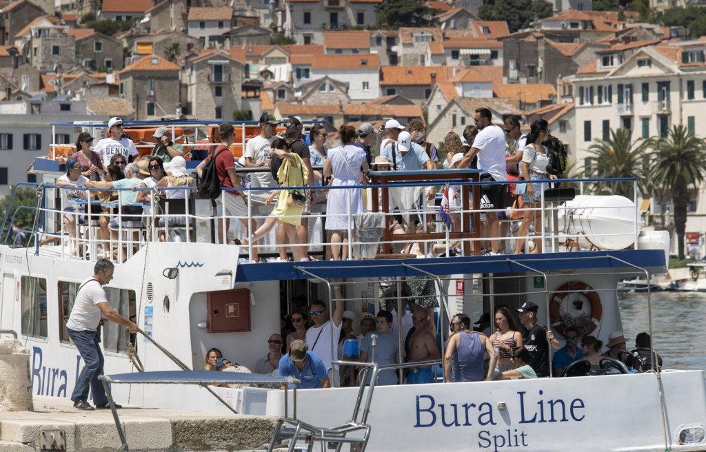 Turisti na brodu Bura line.&lt;br /&gt;
 