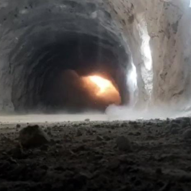 Grčka tvrtka Avax danas je uspješno završila iskop tunela Polakovica, dugog 1240 metara kod Stona na Pelješcu.