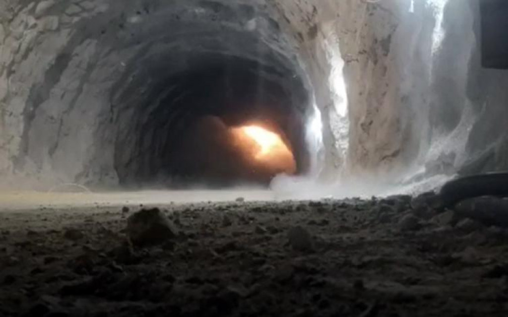 Grčka tvrtka Avax danas je uspješno završila iskop tunela Polakovica, dugog 1240 metara kod Stona na Pelješcu.