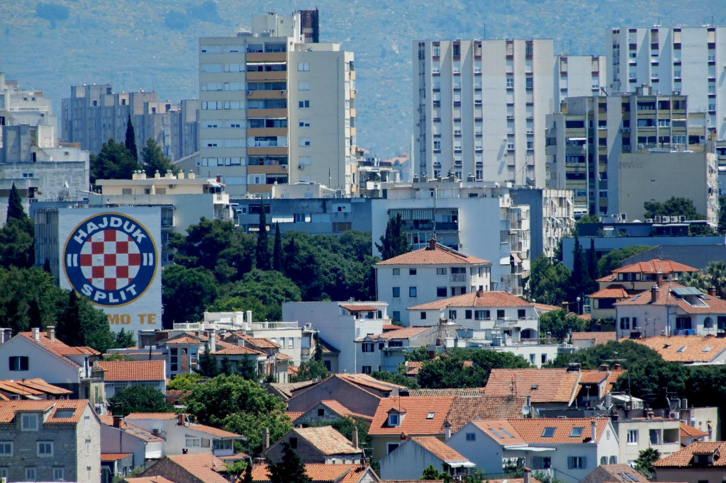 U Splitu i županiji medijalna cijena kvadrata stana i apartmana iznosi 12.600 kuna &lt;br /&gt;
&lt;br /&gt;
 
