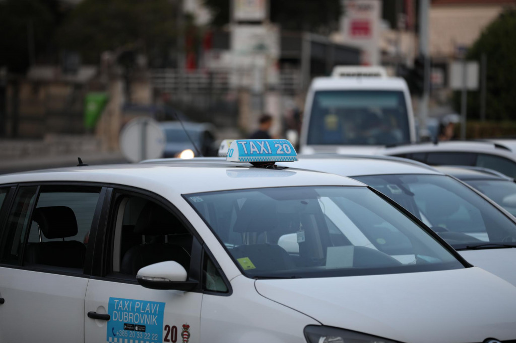 Za sugrađane je Plavi taxi sinonim prihvatljive cijene i kvalitete, ali ima i nezadovoljnika