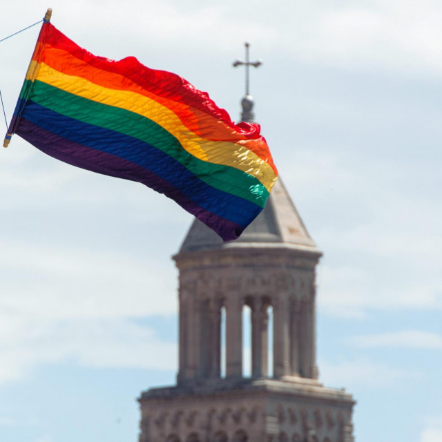 Članovi LGBT zajednice podigli su zastavu duginih boja na jarbol na Matejusci i tim cinom obiljezili 10 godina od prvog splitske Pridea
