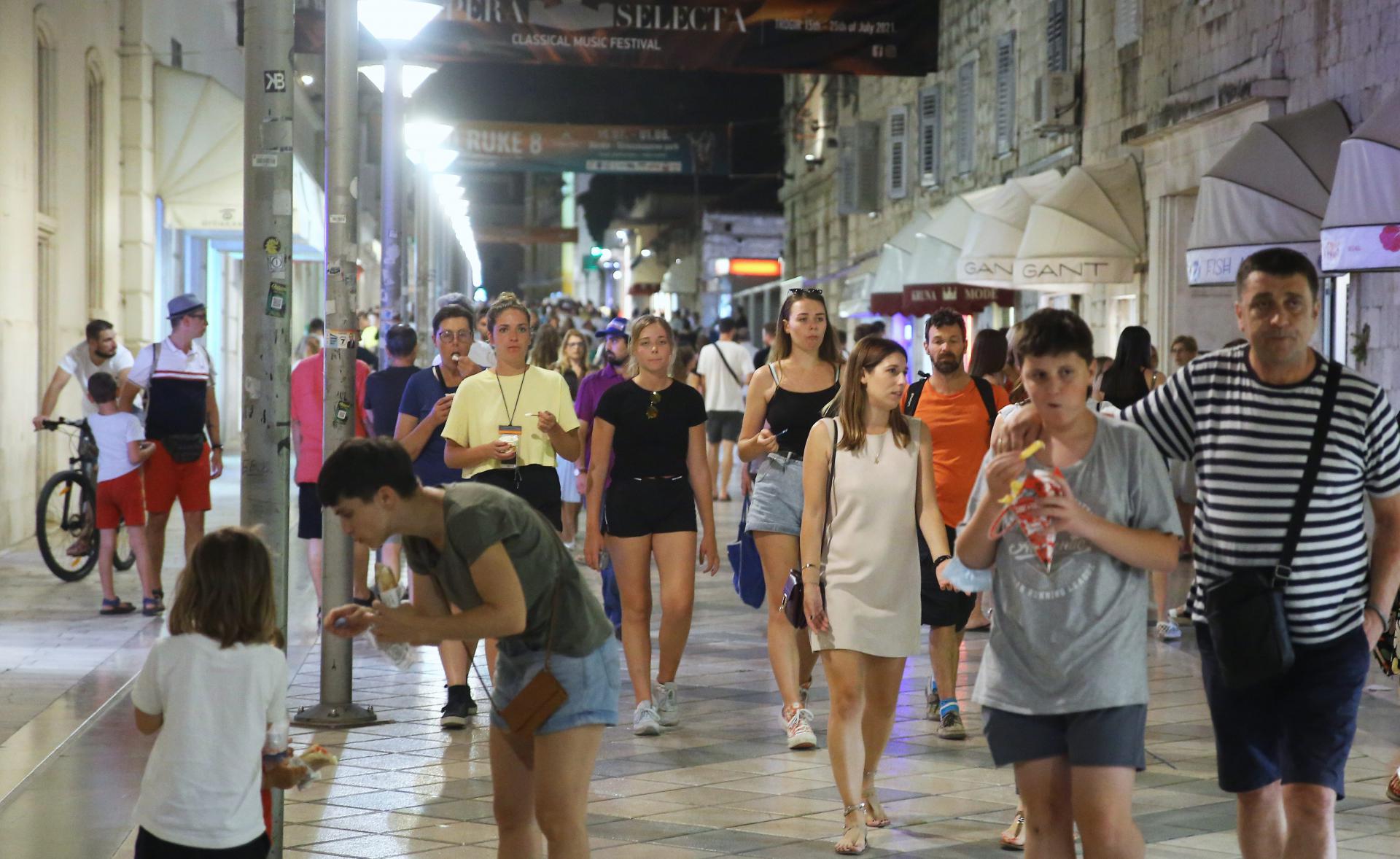 Slobodna Dalmacija - Splitske ulice navečer izgledaju kao da nema korone: grad je pun ko šipak, nitko ne poštuje mjere, a živi se po sistemu: 'Uživaj dok možeš', sezona ionako neće još dugo! - Vimarsana News