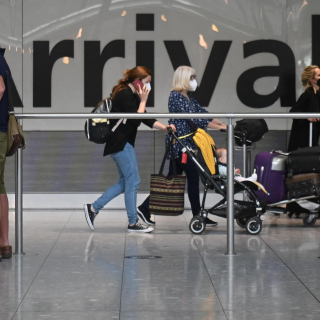 Putnici koji se iz Francuske vraćaju u Englesku moraju u desetodnevnu karantenu