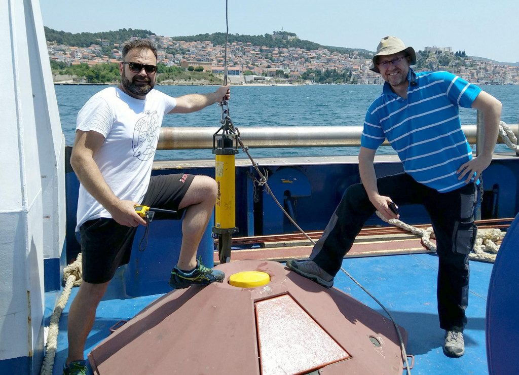 Hrvoje Mihanović (desno) i Stipe Muslim na istraživačkom brodu BIOS DVA (Institut za oceanografiju i ribarstvo), tijekom postavljanja akustičnog Dopplerovog strujomjera u estuariju rijeke Krke kod Šibenika
