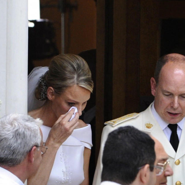 Na izlazu iz crkve nakon vjenčanja Charlene je brisala suze koje navodno nisu bile od radosti