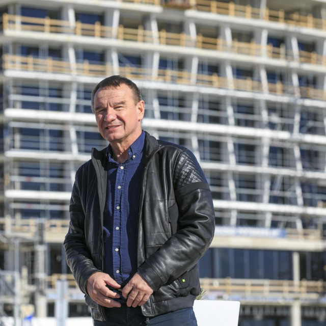 Poduzetnik Zvonko Kotarac pred svojim hotelom u izgradnji na Žnjanu