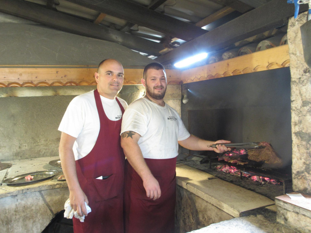 Vlasnik restorana Željko Radovanović Belin i kuhar Nikola dežuraju na gradelama