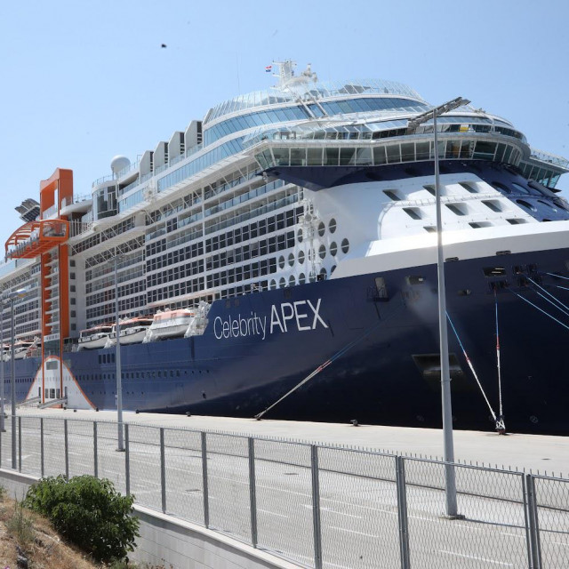 Celebrity Apex kapaciteta je 3405 putnika, a može primiti i 1320 članova posade.
