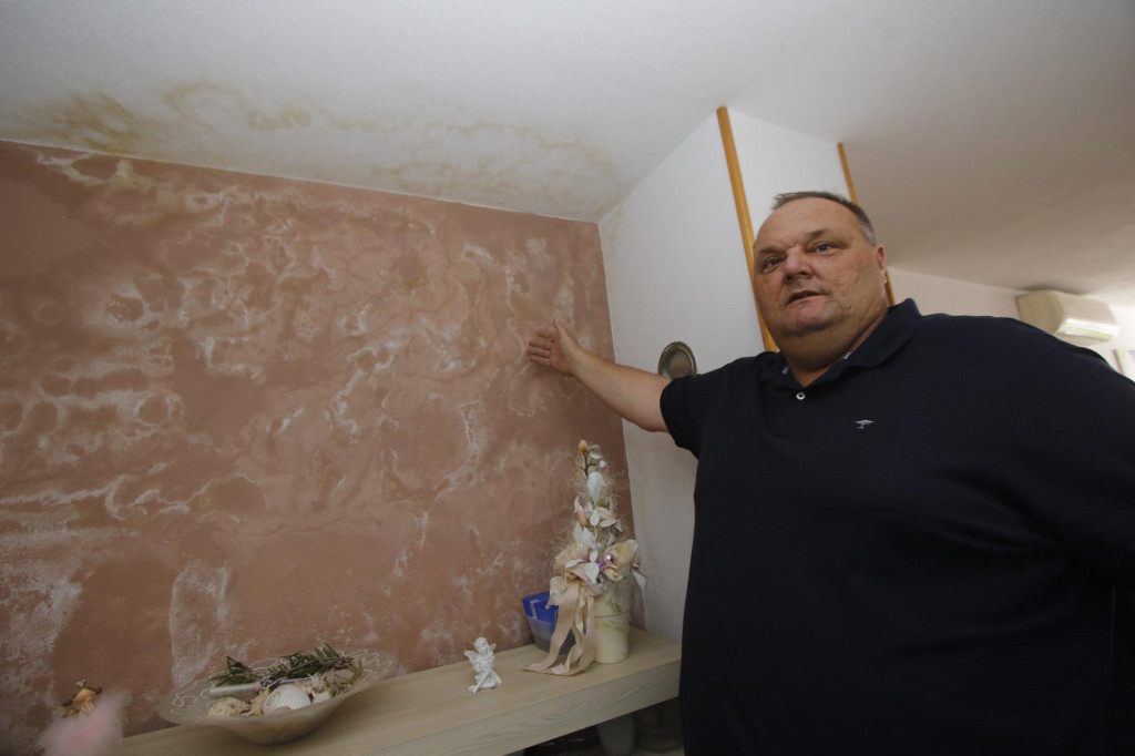  Robert Glavičić pokazuje oštećenja u svome stanu