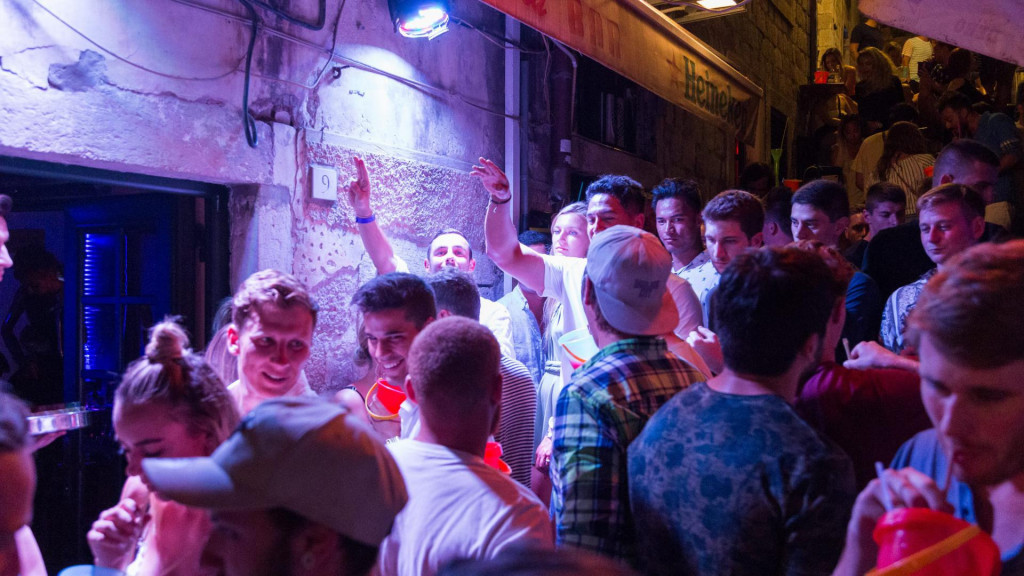special JL&lt;br /&gt;
Dubrovnik, 030818.&lt;br /&gt;
Popularna okpljalista mladih Australaca u Dubrovniku. Druzenja uz alkoholna pica na stepenicama ispred i u caffe barovima nakon cega slijedi odlazak u nocni klub Revelin.&lt;br /&gt;