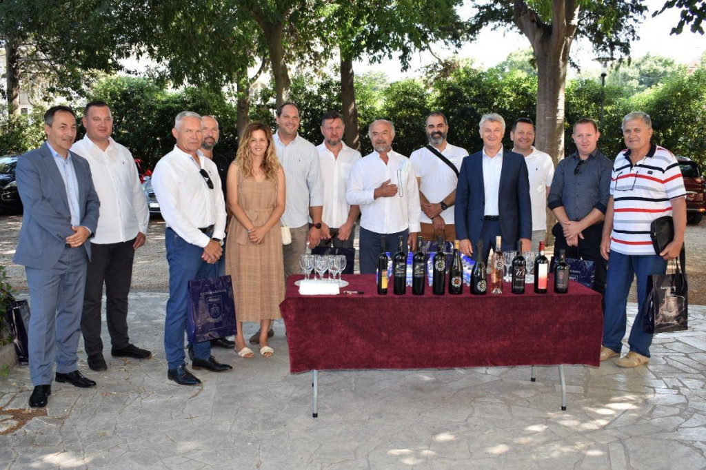 Župan Longin s vinarima iz Zadarske županije dobitnicima 12 odličja na londonskom Decanteru