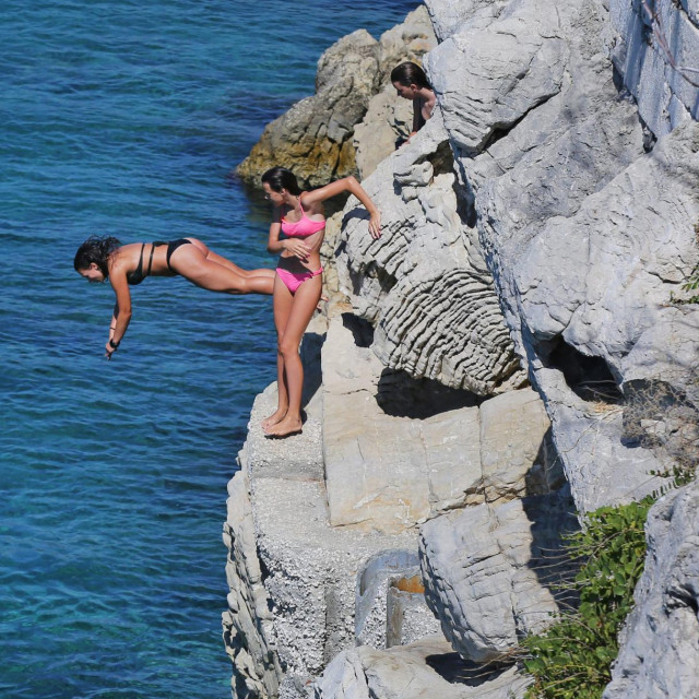 Iz policije upozoravaju da se ne skače u vodu nepoznate dubine, sa stijena i drugih mjesta koja nisu uređena za skakanje (ilustracija)