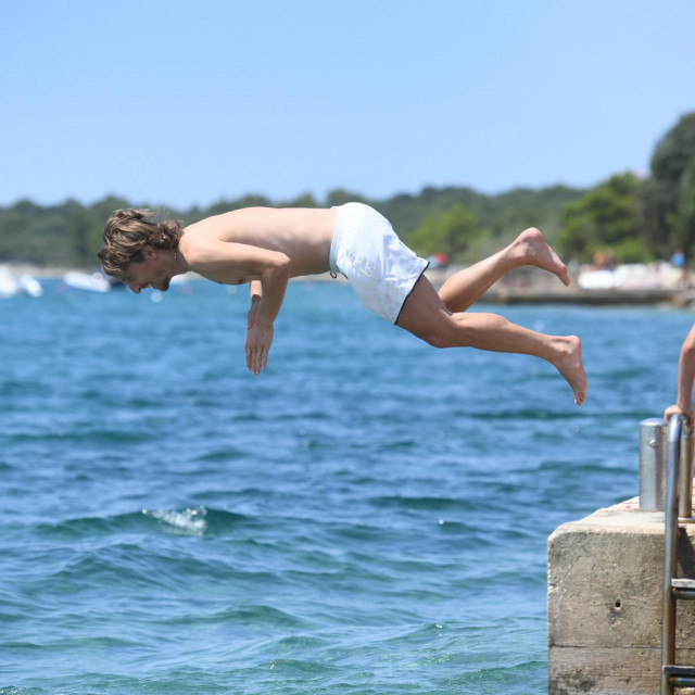 Zadar, 220721.&lt;br /&gt;
Hrvatski reprezentativac Luka Modric danas je uzivao na kupanju sa svojom kcerkom Emom i sinom Ivanom na plazi u mjestu Kozino kraj Zadra.&lt;br /&gt;