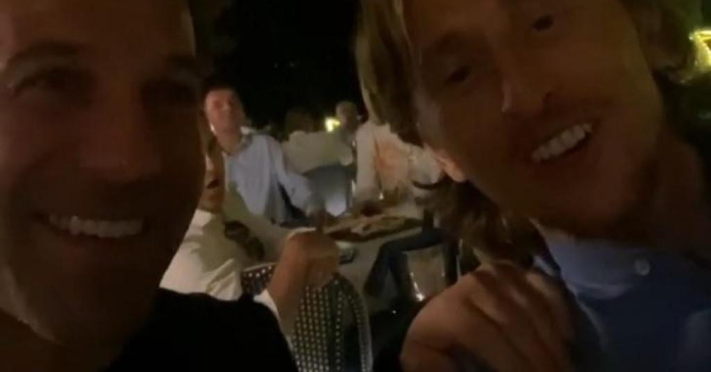Modrić i Del Piero pjevaju na terasi restorana u Zadru