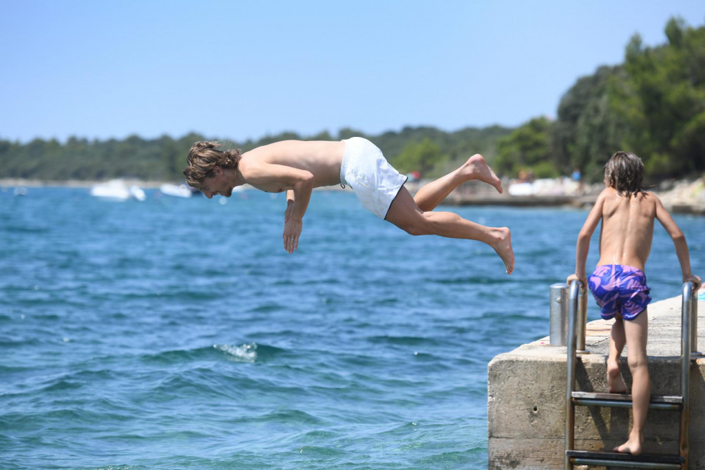 Zadar, 220721.&lt;br /&gt;
Hrvatski reprezentativac Luka Modric danas je uzivao na kupanju sa svojom kcerkom Emom i sinom Ivanom na plazi u mjestu Kozino kraj Zadra.&lt;br /&gt;