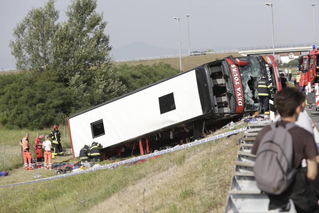 &lt;br /&gt;
Rano ujutro na autocesti A3 kod Slavonskog Broda doslo je do teske prometne nesrece. Pri slijetanju autobusa poginulo je osam osoba.