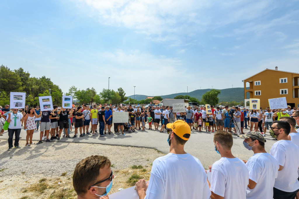 &lt;br /&gt;
Okupljeni mjestani Lozovca prosvjeduju jer im je novim Pravilnikom o upravljanju nacionalnim parkom zabranjeno kupanje i ribolov u NP Krka.&lt;br /&gt;
 