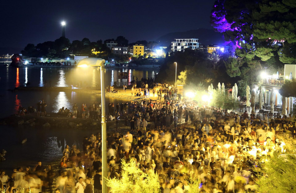 Splitska plaža Ovčice postala je masovno okupljalište mladih